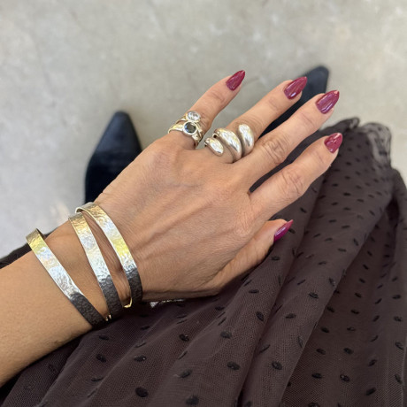 על הזרת אני עונדת 2 טבעות זירקון קלאסית כסף 925 אחת שקופה שניה שחורה